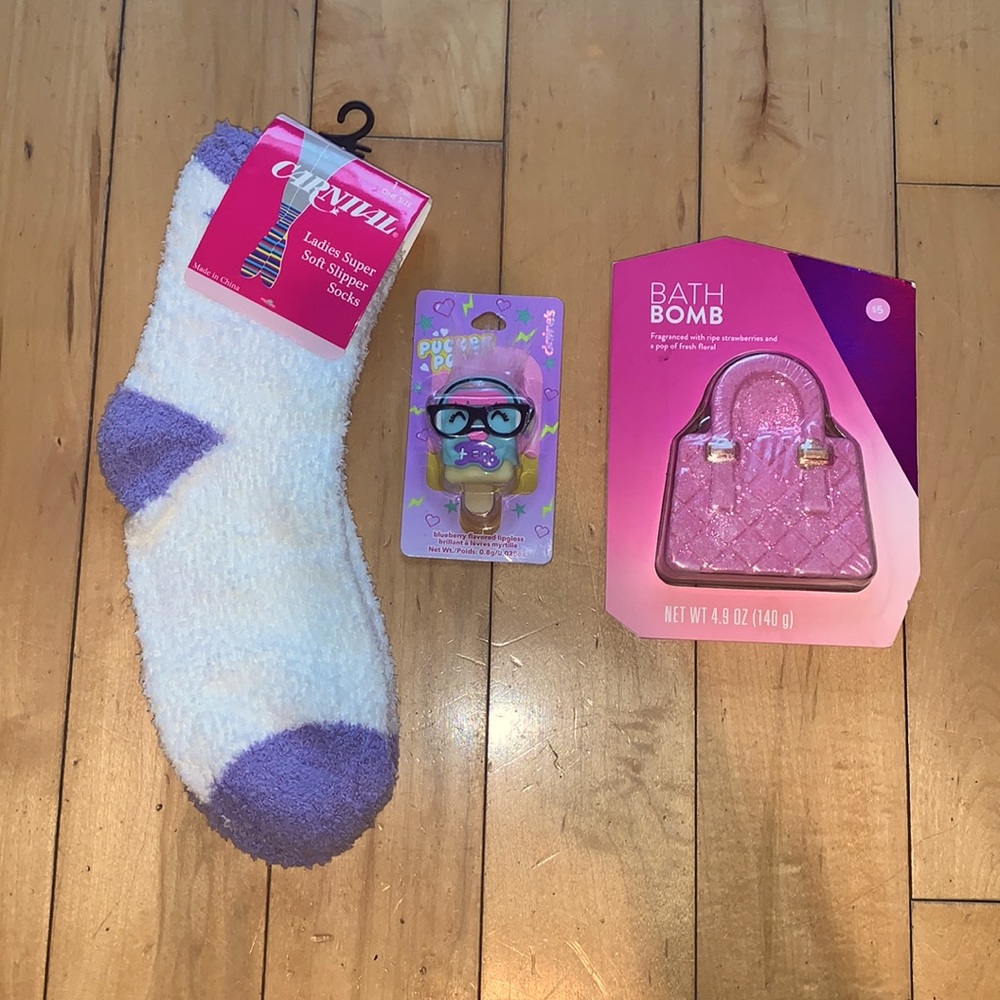 Spa set included : socks,bath bomb,lip balm